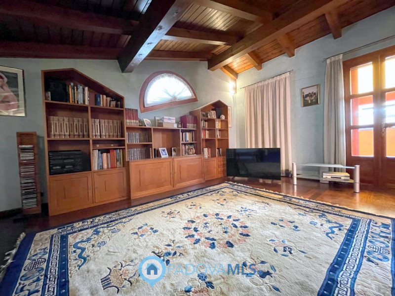 Immobile in esclusiva al Gruppo Padova MLS

Situata nella zona di Codiverno, nel comune di Vigonz...