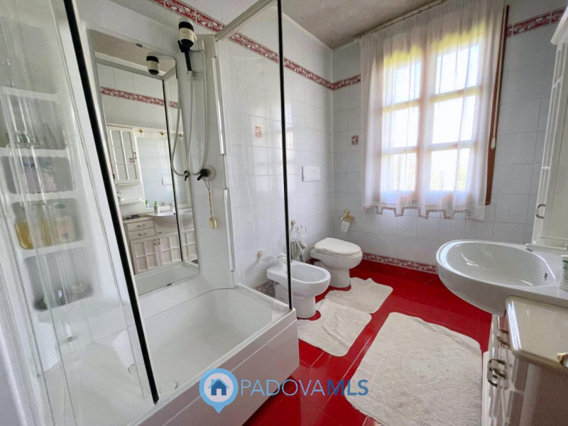 Immobile in esclusiva al Gruppo Padova MLS

Situata nella zona di Codiverno, nel comune di Vigonz...