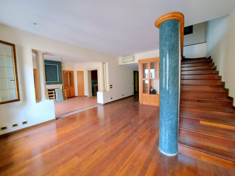ELEGANTE DUPLEX SU 2 UNITA' IN CENTRO STORICO €.415.000 - rif.LM011 

Scopri un'opportunità unica...