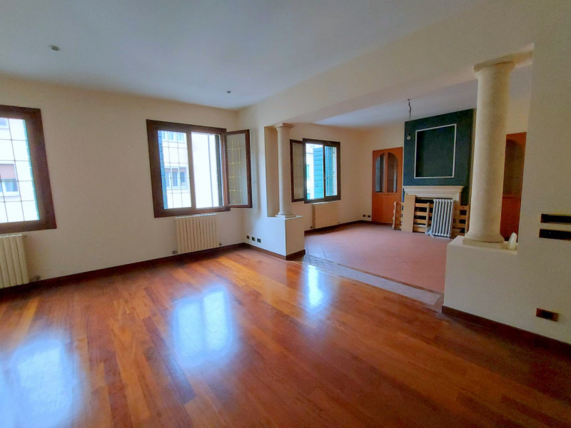 ELEGANTE DUPLEX SU 2 UNITA' IN CENTRO STORICO €.415.000 - rif.LM011 

Scopri un'opportunità unica...