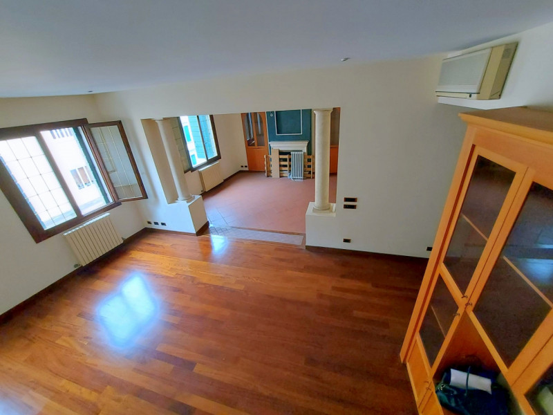 ELEGANTE DUPLEX SU 2 UNITA' IN CENTRO STORICO €.415.000 - rif.LM011 

Scopri un'opportunità unica...