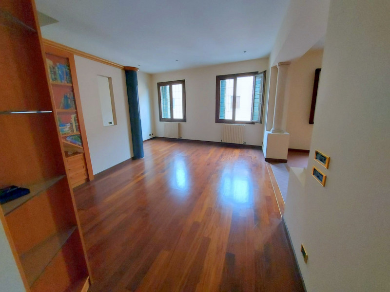 ELEGANTE DUPLEX SU 2 UNITA' IN CENTRO STORICO €.415.000 - rif.LM011 

Scopri un'opportunità unica...