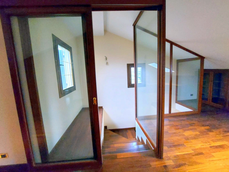 ELEGANTE DUPLEX SU 2 UNITA' IN CENTRO STORICO €.415.000 - rif.LM011 

Scopri un'opportunità unica...