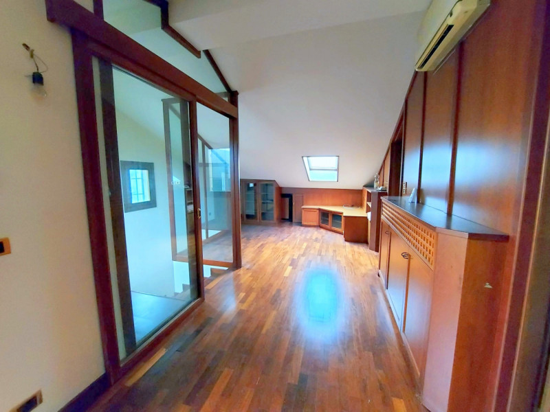 ELEGANTE DUPLEX SU 2 UNITA' IN CENTRO STORICO €.415.000 - rif.LM011 

Scopri un'opportunità unica...