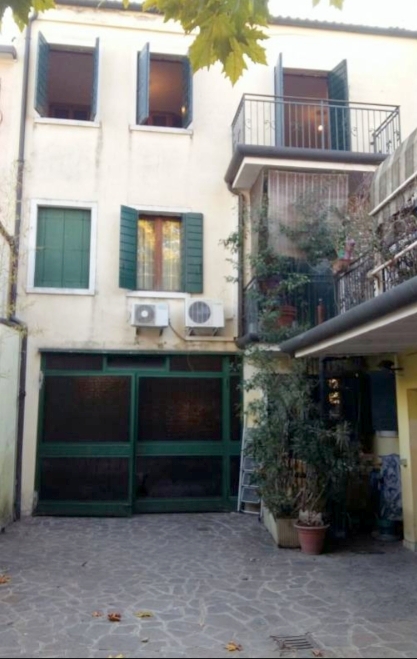 ELEGANTE DUPLEX SU 2 UNITA' IN CENTRO STORICO €.415.000 - rif.LM011 

Scopri un'opportunità unica...