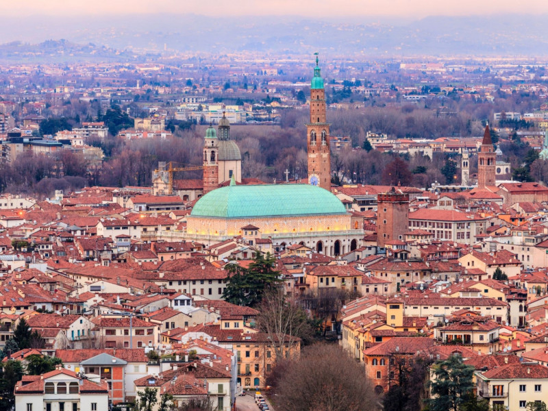 Nella ricercata zona di Vicenza detta "Oasi di Casale " 
Villa Giardino 3 Camere Box Terrazzo 

L...