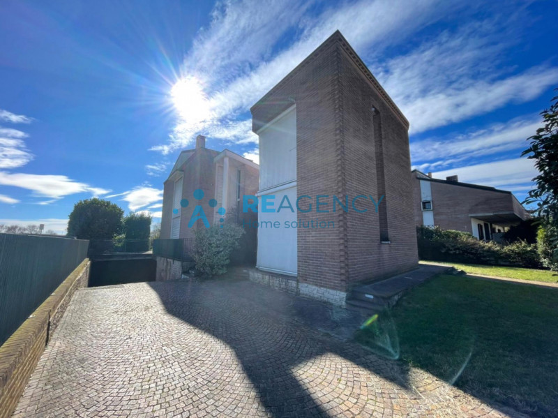 In una delle zone residenziali più tranquille di Caldogno, proponiamo in vendita un'esclusiva vil...