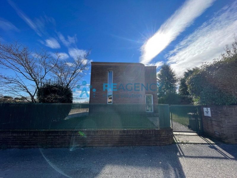 In una delle zone residenziali più tranquille di Caldogno, proponiamo in vendita un'esclusiva vil...