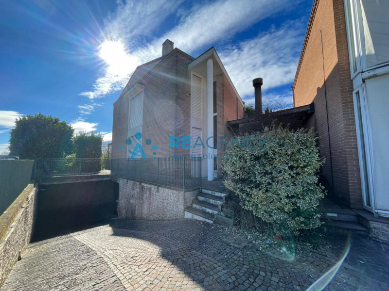 In una delle zone residenziali più tranquille di Caldogno, proponiamo in vendita un'esclusiva vil...