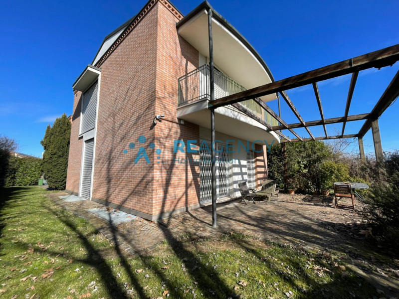 In una delle zone residenziali più tranquille di Caldogno, proponiamo in vendita un'esclusiva vil...