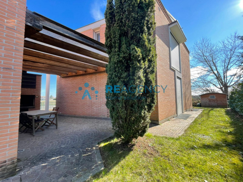 In una delle zone residenziali più tranquille di Caldogno, proponiamo in vendita un'esclusiva vil...