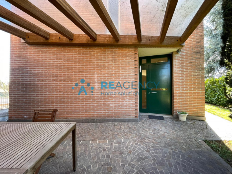 In una delle zone residenziali più tranquille di Caldogno, proponiamo in vendita un'esclusiva vil...