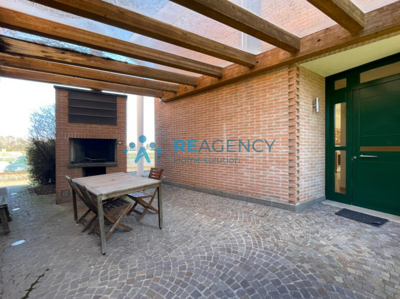 In una delle zone residenziali più tranquille di Caldogno, proponiamo in vendita un'esclusiva vil...