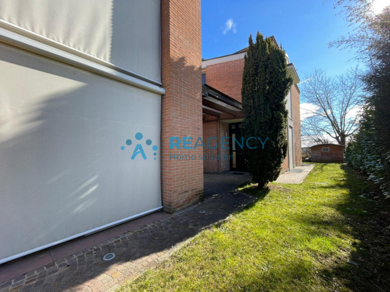 In una delle zone residenziali più tranquille di Caldogno, proponiamo in vendita un'esclusiva vil...