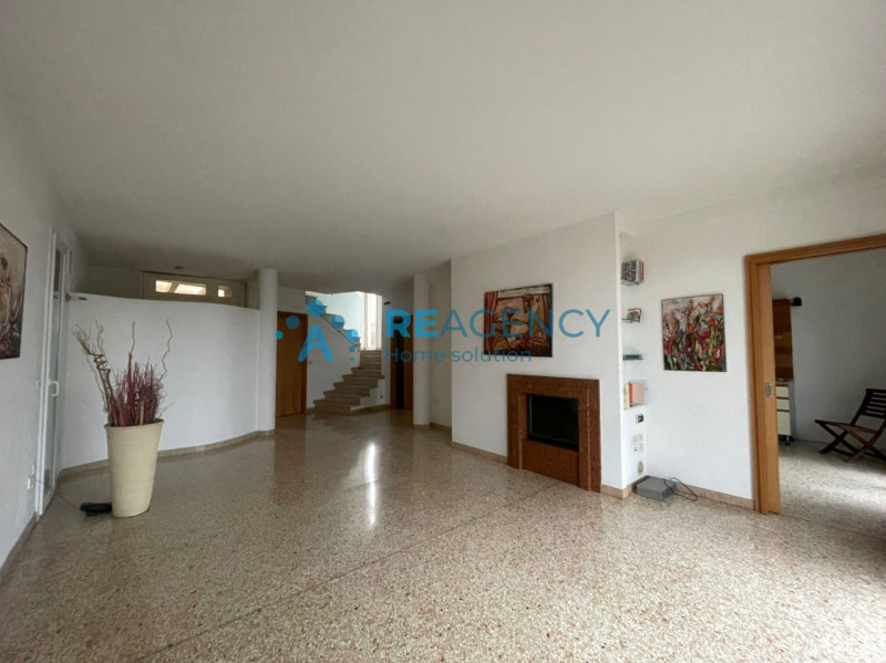 In una delle zone residenziali più tranquille di Caldogno, proponiamo in vendita un'esclusiva vil...