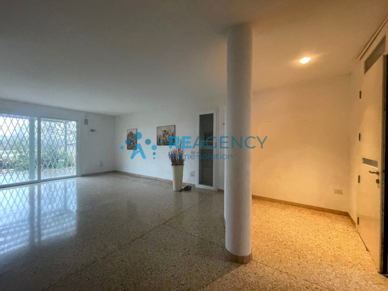 In una delle zone residenziali più tranquille di Caldogno, proponiamo in vendita un'esclusiva vil...