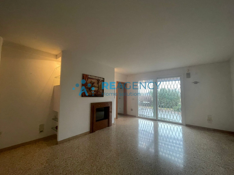 In una delle zone residenziali più tranquille di Caldogno, proponiamo in vendita un'esclusiva vil...