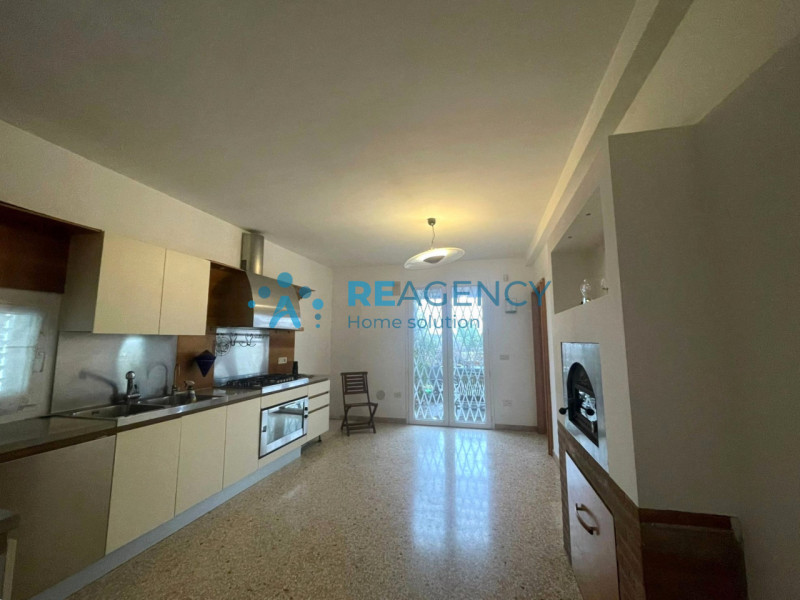 In una delle zone residenziali più tranquille di Caldogno, proponiamo in vendita un'esclusiva vil...