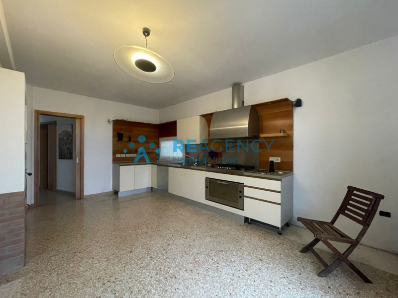 In una delle zone residenziali più tranquille di Caldogno, proponiamo in vendita un'esclusiva vil...