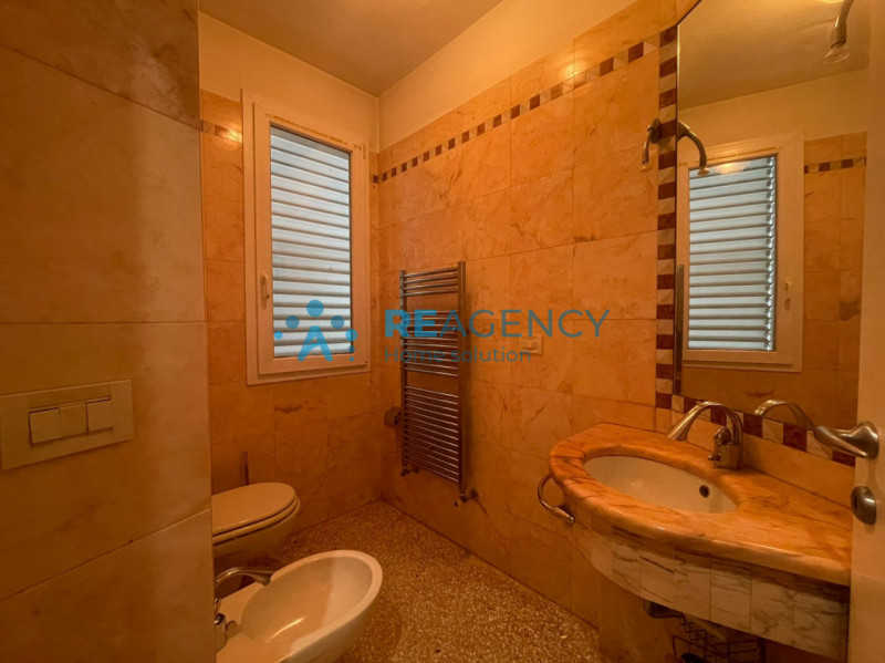 In una delle zone residenziali più tranquille di Caldogno, proponiamo in vendita un'esclusiva vil...