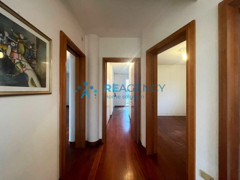 In una delle zone residenziali più tranquille di Caldogno, proponiamo in vendita un'esclusiva vil...