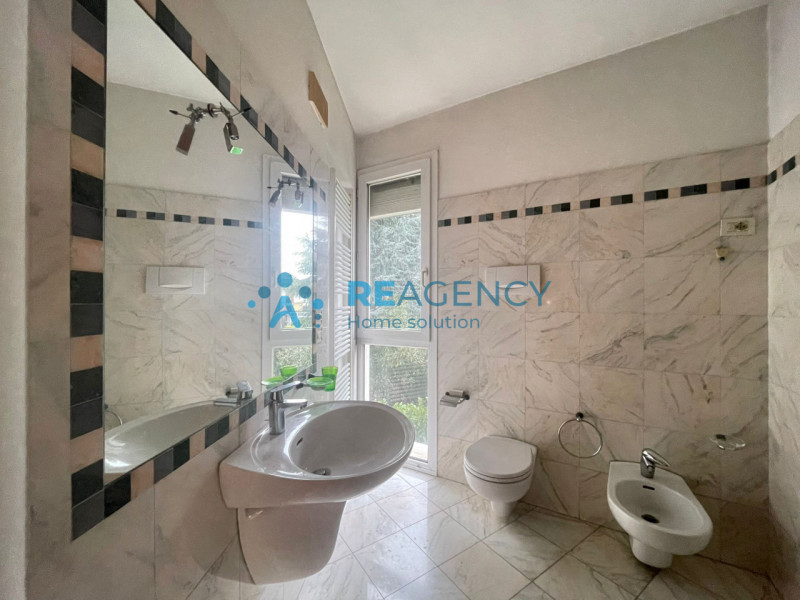 In una delle zone residenziali più tranquille di Caldogno, proponiamo in vendita un'esclusiva vil...