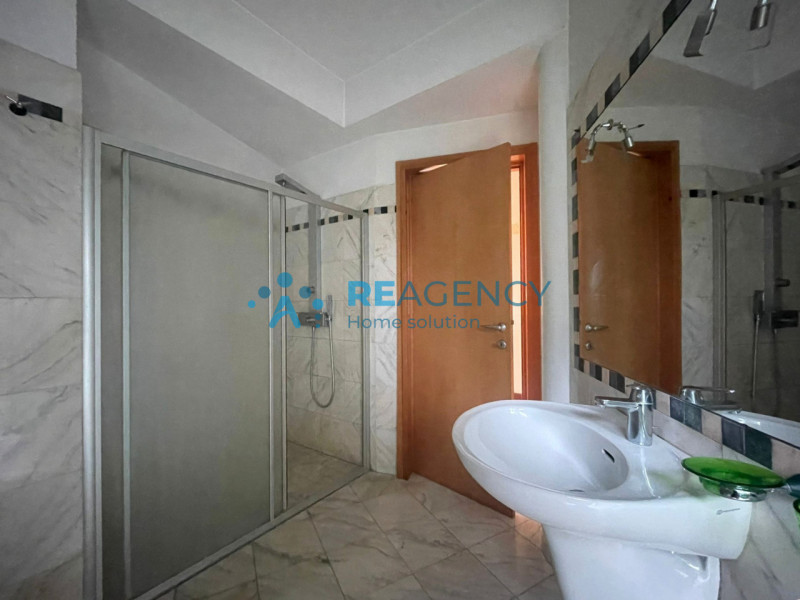 In una delle zone residenziali più tranquille di Caldogno, proponiamo in vendita un'esclusiva vil...