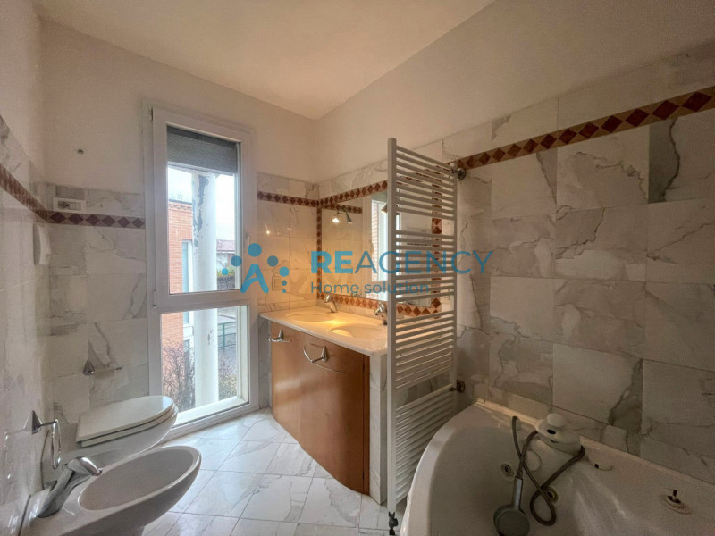 In una delle zone residenziali più tranquille di Caldogno, proponiamo in vendita un'esclusiva vil...