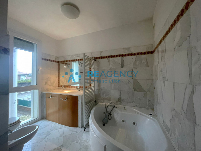 In una delle zone residenziali più tranquille di Caldogno, proponiamo in vendita un'esclusiva vil...