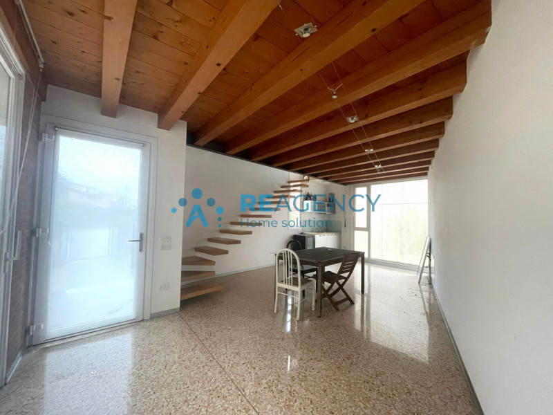 In una delle zone residenziali più tranquille di Caldogno, proponiamo in vendita un'esclusiva vil...