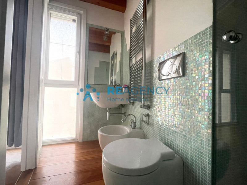 In una delle zone residenziali più tranquille di Caldogno, proponiamo in vendita un'esclusiva vil...