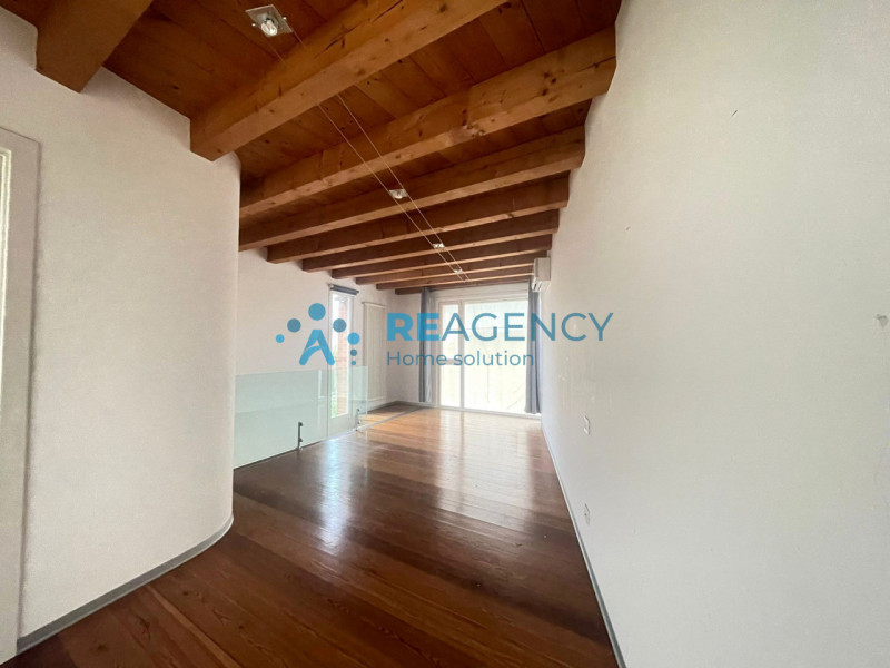 In una delle zone residenziali più tranquille di Caldogno, proponiamo in vendita un'esclusiva vil...