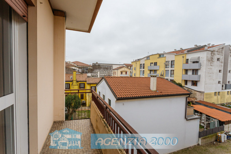 A CONSELVE BELL' APPARTAMENTO CENTRALISSIMO AL SECONDO PIANO DAGLI AMPI SPAZI!!! SUL TETTO BELLIS...