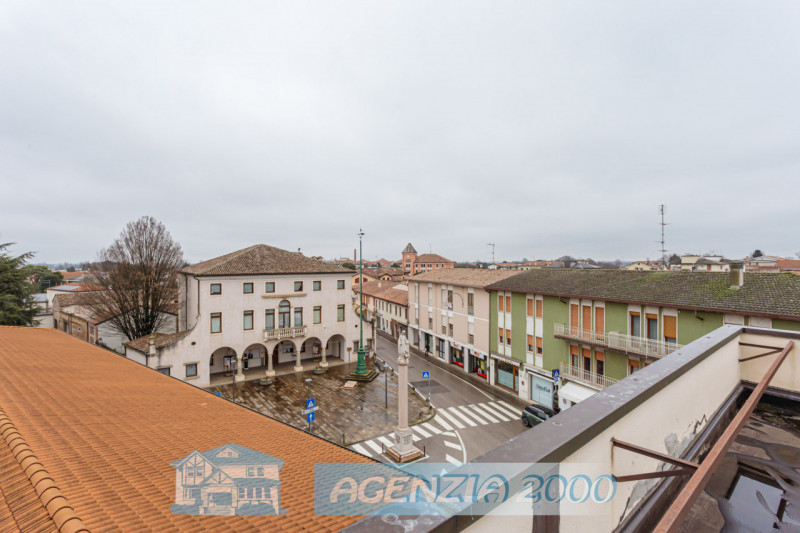 A CONSELVE BELL' APPARTAMENTO CENTRALISSIMO AL SECONDO PIANO DAGLI AMPI SPAZI!!! SUL TETTO BELLIS...