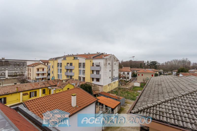 A CONSELVE BELL' APPARTAMENTO CENTRALISSIMO AL SECONDO PIANO DAGLI AMPI SPAZI!!! SUL TETTO BELLIS...