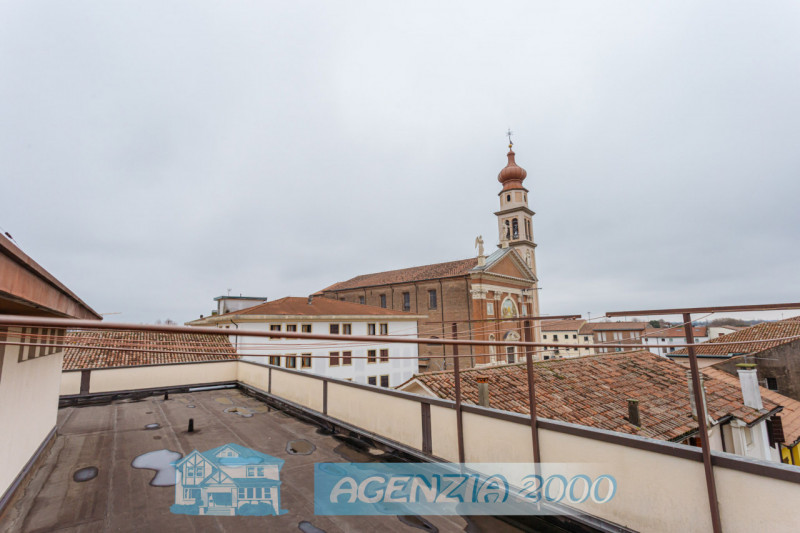 A CONSELVE BELL' APPARTAMENTO CENTRALISSIMO AL SECONDO PIANO DAGLI AMPI SPAZI!!! SUL TETTO BELLIS...