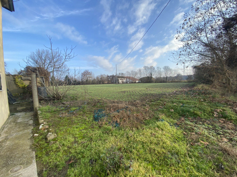 Proponiamo nel comune di Legnaro, casa singola da ristrutturare immersa nel verde. L'immobile si ...