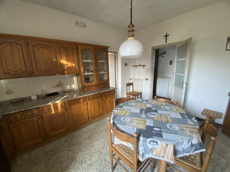 Proponiamo nel comune di Legnaro, casa singola da ristrutturare immersa nel verde. L'immobile si ...