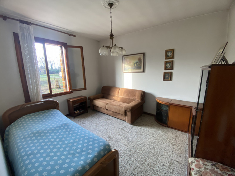 Proponiamo nel comune di Legnaro, casa singola da ristrutturare immersa nel verde. L'immobile si ...