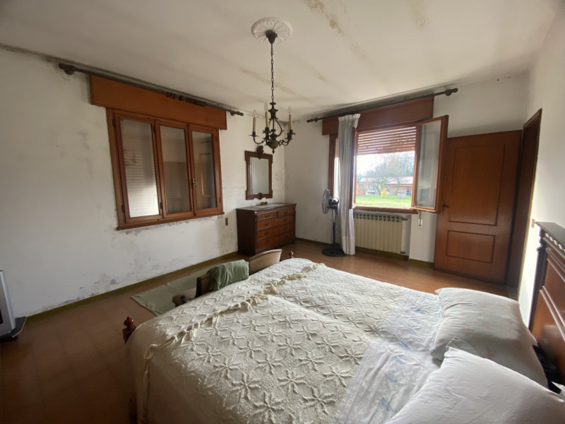 Proponiamo nel comune di Legnaro, casa singola da ristrutturare immersa nel verde. L'immobile si ...