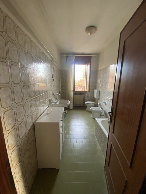 Proponiamo nel comune di Legnaro, casa singola da ristrutturare immersa nel verde. L'immobile si ...