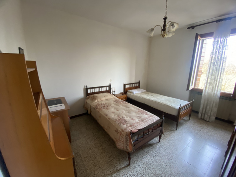 Proponiamo nel comune di Legnaro, casa singola da ristrutturare immersa nel verde. L'immobile si ...