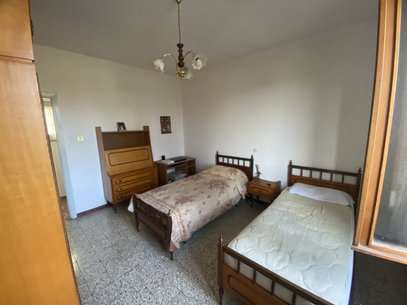 Proponiamo nel comune di Legnaro, casa singola da ristrutturare immersa nel verde. L'immobile si ...