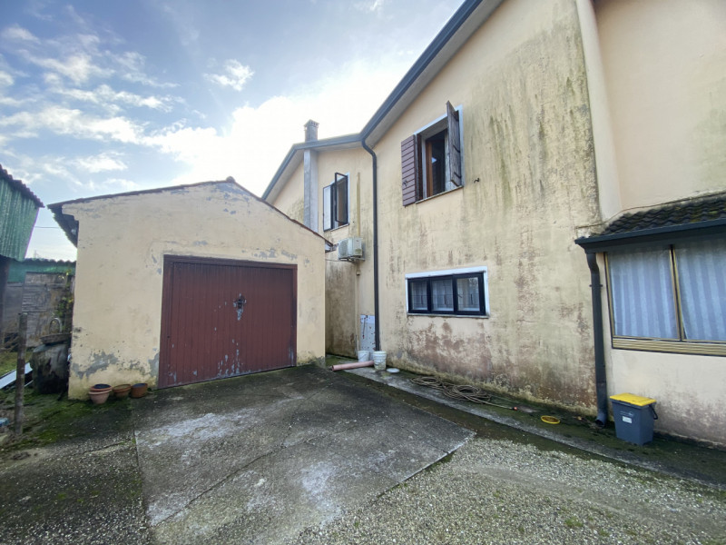 Proponiamo nel comune di Legnaro, casa singola da ristrutturare immersa nel verde. L'immobile si ...