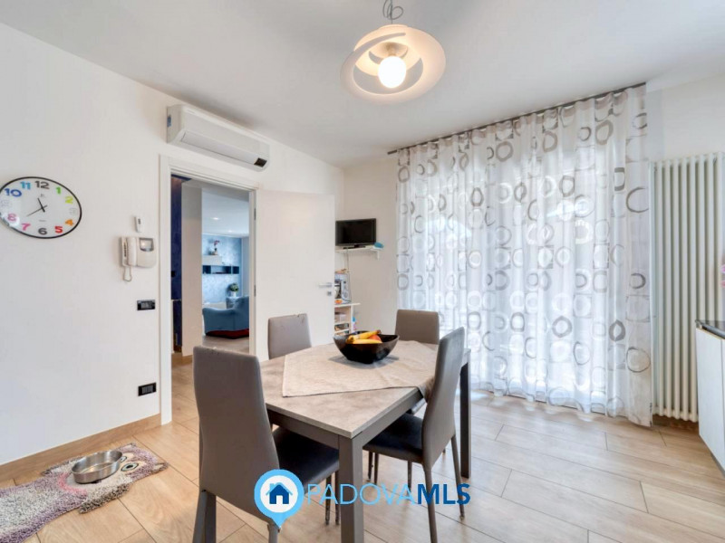 PERAROLO DI VIGONZA Signorile VILLA SINGOLA immersa nel verde Con una superficie generosa di 380 ...