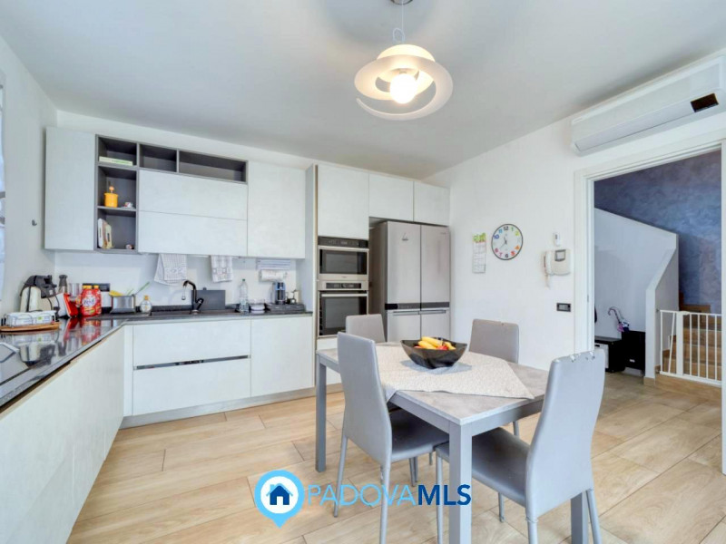 PERAROLO DI VIGONZA Signorile VILLA SINGOLA immersa nel verde Con una superficie generosa di 380 ...