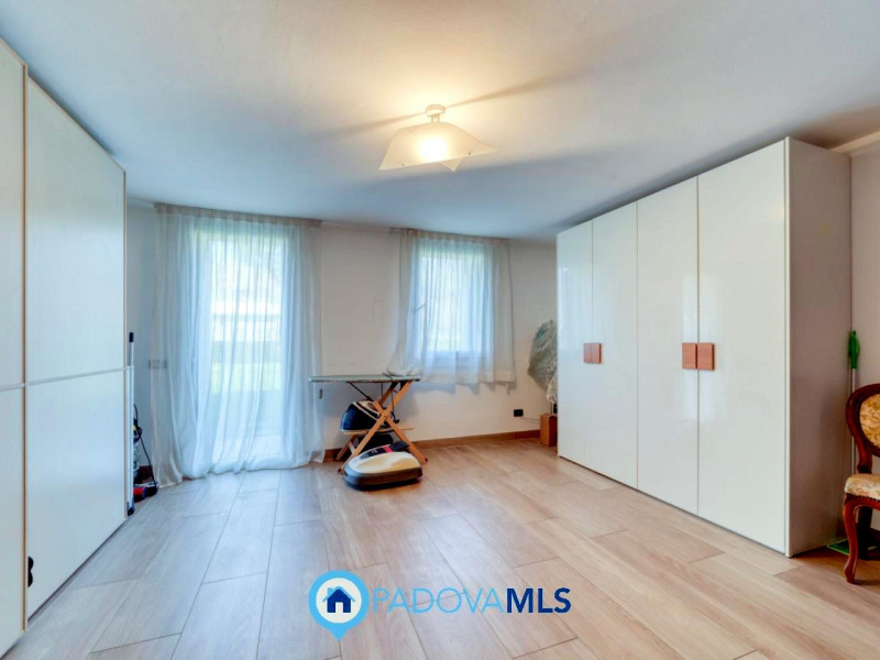 PERAROLO DI VIGONZA Signorile VILLA SINGOLA immersa nel verde Con una superficie generosa di 380 ...