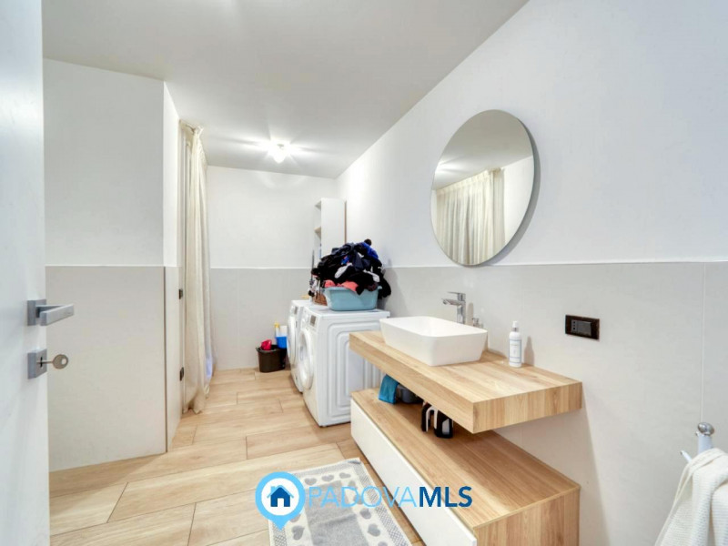 PERAROLO DI VIGONZA Signorile VILLA SINGOLA immersa nel verde Con una superficie generosa di 380 ...