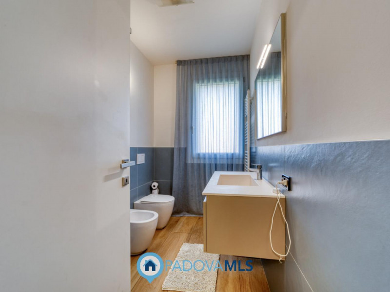 PERAROLO DI VIGONZA Signorile VILLA SINGOLA immersa nel verde Con una superficie generosa di 380 ...