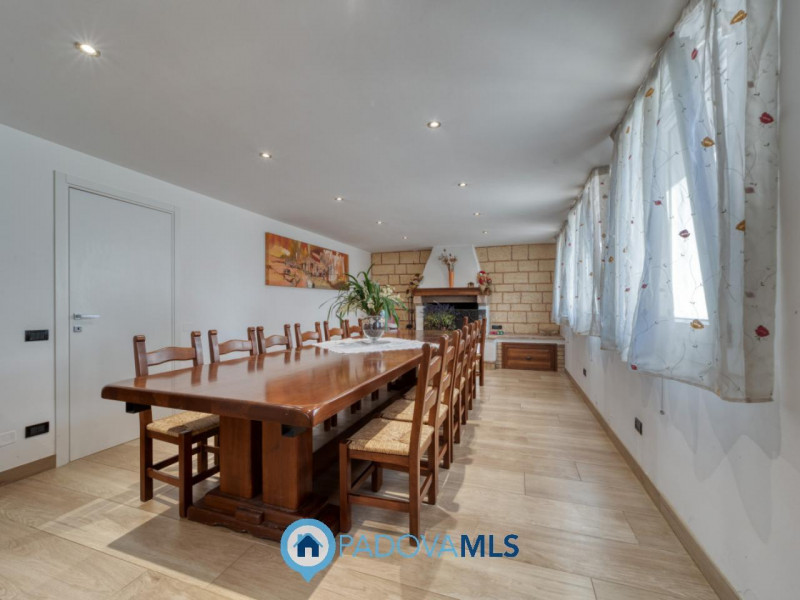 PERAROLO DI VIGONZA Signorile VILLA SINGOLA immersa nel verde Con una superficie generosa di 380 ...